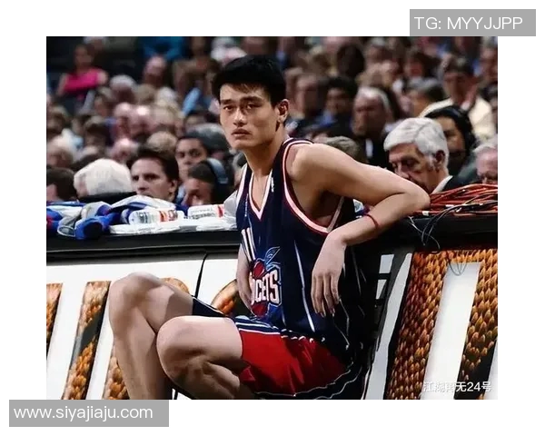 姚明在NBA赛场外的时尚风采与西装魅力展现 姚明在NBA赛场外的时尚风采与西装魅力展现