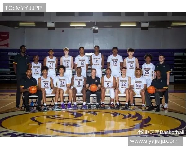 姚明机场领队带队迎接新挑战展现篮球巨星的风范与魅力