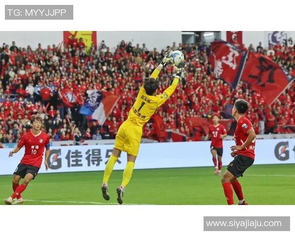 足球明星下大巴瞬间精彩回顾引发球迷热议视频播放盛况再现 足球明星下大巴瞬间精彩回顾引发球迷热议视频播放盛况再现